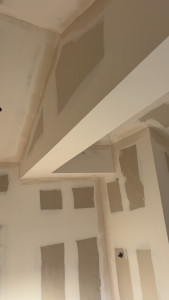 Photo de galerie - Plaquiste et jointeur professionnel. Pose de placo, bandes, joints, ratissage et peinture. Travail propre et soigné, disponible pour vos travaux de rénovation intérieure. Tarif au forfait ou au m².
