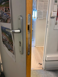 Photo de galerie - Ouverture d'un bureau Carrefour Market, remplacement du cylindre. 