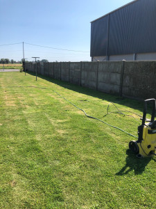 Photo de galerie - Tonte et nettoyage haute pression de palissade béton. 