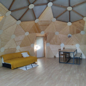 Photo de galerie - Aménagement complet intérieur d'un dôme géodésique.

Pose sol stratifié, bardage intérieur lambris bois
