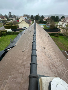Photo de galerie - Le chantier a consisté au remplacement complet du faîtage . La mise en place d’un closoir ventilé assurant l’étanchéité et la ventilation. La pose et la fixation du faîtage demi-rond coloris ardoise, garantissant à la fois solidité, durabilité.