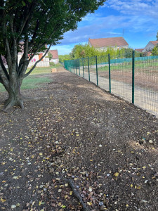 Photo de galerie -  - Arrachage de haies.
- Réalisation de pose de clôtures rigides avec préparation et mise à niveau du terrain.