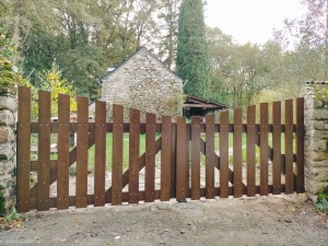 Photo de galerie - Création et installation d'un portail en bois entre piliers pierre.