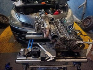 Photo de galerie - Clio 3 1.5 dCi, suite à une casse de distribution : remplacement d’un piston et d’une soupape, kit de distribution complet avec pompe à eau, joint de culasse.  coussinets de bielles remplacés à titre préventif.