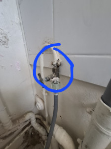 Photo de galerie - Réparation d’une fuite au niveau du robinet provenant de la machine à laver