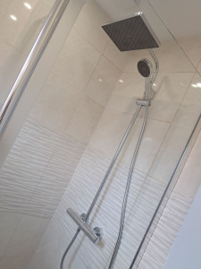 Photo de galerie - Pose la paroi de douche plus faïence 