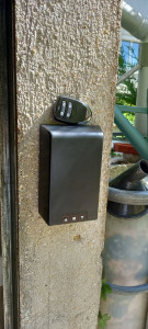 Photo de galerie - Installation de commande  et télécommande porte de garage.