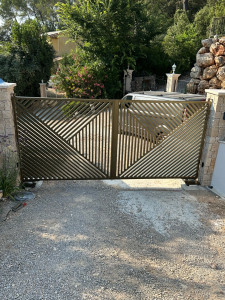 Photo de galerie - Portail sur mesure avec motorisation 
