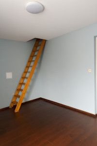 Photo de galerie - Pose de plaque de placo photo avant avec bande à joint plus peinture et vernis au sol  fin de chantier 