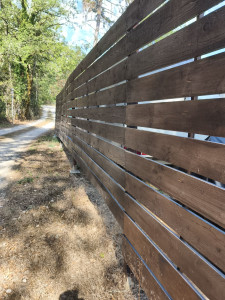 Photo de galerie - Clôture en bois de 18 mètres de long et ses plots bétonnés réalisée en 2026