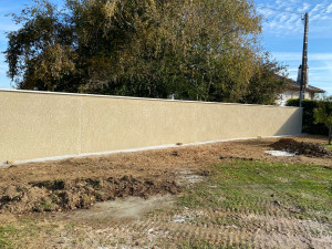 Photo de galerie - Réalisation d’un enduit écrasé sur mur de clôture 