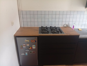 Photo de galerie - Pose du plan de travail découpe réalisation de l encastrement de la plaque de cuisson réalisation de joint d étanchéité 