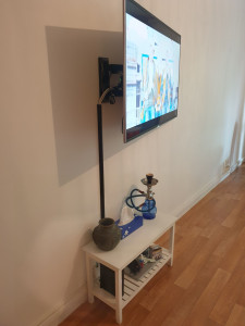 Photo de galerie - Montage support mural articulé avec cache fils et mise en service tv+box 