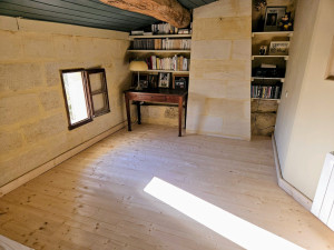 Photo de galerie - La préparation du support existant (contrôle de planéité et d’humidité)
La mise en place d’une sous-couche adaptée (acoustique et/ou thermique selon besoin)
La pose du parquet (pose droite dans le sens de la lumière pour valoriser le volume)


