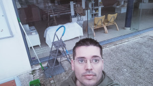 Photo de galerie - Entretien de la vitrerie à l'office du 
 tourisme de La Tranche-sur-Mer