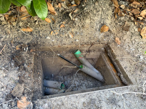 Photo de galerie - Regard télécom enterré dégagé et ouvert à Mougins, avec accès aux fourreaux pour permettre le passage de la fibre.