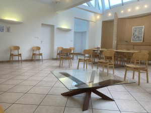 Photo de galerie - Table en verre avec pied en bois massif dit 