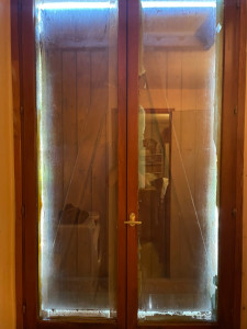 Photo de galerie - Colle et scotch mis sur bord de fenêtre nettoyage à l’acétone 