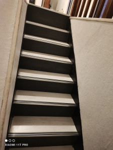 Photo de galerie - Habillage d'un escalier avec nez de marche anti dérapant 