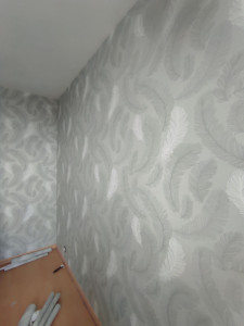 Photo de galerie - Pose tapisseries raccords avec plumes 