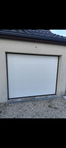 Photo de galerie - Pose de porte de garage sectionnelle motorisée ( porte standard de chez Leroy Merlin)