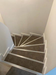 Photo de galerie - Réalisation d’une pose de lino sur escalier, avec découpes sur mesure et finitions soignées.