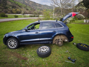 Photo de galerie - Le cardan arrière du véhicule était endommagé et le pneu s’est dégonflé instantanément. La réparation a été effectuée immédiatement.