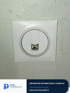 Photo de galerie - Remplacement d'une prise téléphonique par une prise réseau.