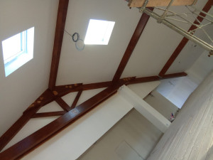 Photo de galerie - Peinture mûre et plafond  avec les planches en bois 