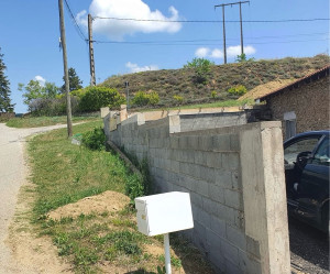 Photo de galerie - Mur en moellons 20 plus arase en béton 