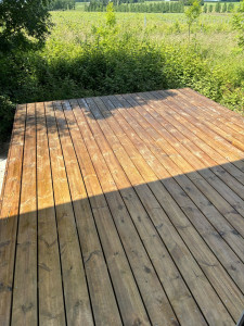 Photo de galerie - Nettoyage et l’azure sur terrasse bois
