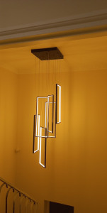 Photo de galerie - Plafonnier Lustre LED Dimmable Suspension Escalier 