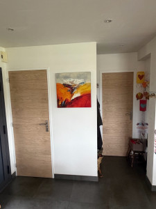Photo de galerie - Remplacement de 2 portes de distribution vieillissante par ses 2 portes en placage chêne fourni par le client pour un rendu plus naturel et chaleureux 