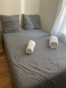 Photo de galerie - Lit double préparé avec linge de maison propre et serviettes.