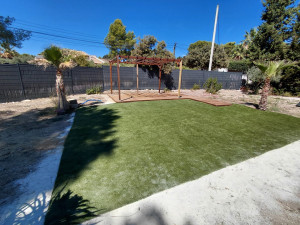 Photo de galerie - Préparation de terrain avant pose d’un synthétique et de caillebotis recouverte par la pergola