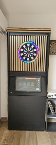 Photo de galerie - Réalisation d'un meuble (photo meuble non fini) avec jeu de fléchettes électronique et écran intégré