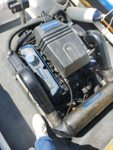 Photo de galerie - Mécanique sur un V8 d'un bateau 
