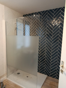 Photo de galerie - Mise place d'une paroi de douche fixe