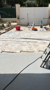 Photo de galerie - Dalle béton et pose de travertin en 15/15