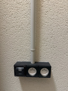 Photo de galerie - Pose de 2 prises+RJ45 dans un garage 