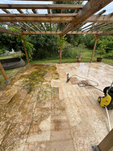 Photo de galerie - Nettoyage au karcher d'une terrasse en travertin (pierre naturelle).