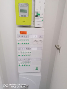 Photo de galerie - Réalisation et câblage complet d'un tableau électrique. Répartition des circuits, protections différentielles et disjoncteurs, repérage des lignes et mise en service. Installation soignée réalisée dans le respect des normes en vigueur.