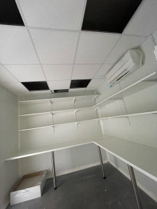 Photo de galerie - Pose d’étagères ainsi que de plan de travail le faux plafond 