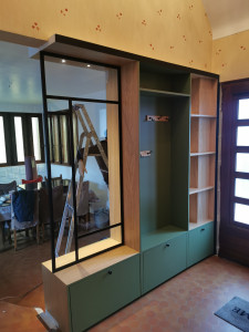 Photo de galerie - Agencement d'Entrée Sur Mesure :Séparation et Rangement. Réalisation complète pour délimiter l'entrée sans fermer l'espace.J'ai fabriqué ce meuble qui combine trois fonctions : cloison de séparation vitrée, vestiaire avec patères et caissons de rangement.