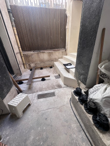 Photo de galerie - Pose d’une terrasse extérieur et peinture de façade 