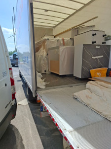 Photo de galerie - Nous avons démonté la cuisine en retirant les meubles et le plan de travail, puis nous les avons protégés avec du film. Ensuite, nous les avons chargés dans la camionnette pour les installer chez le voisin.