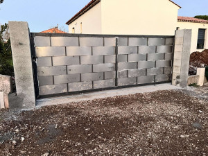 Photo de galerie - Portails coulissant sur mesure 
portails tôle tressé 