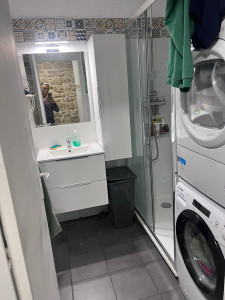 Photo de galerie - Rénovation complète d’une salle de bail .carrelage sol et mur changement évier , bac à douche et paroi de douche .