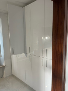 Photo de galerie - Il y a une armoir blanche 