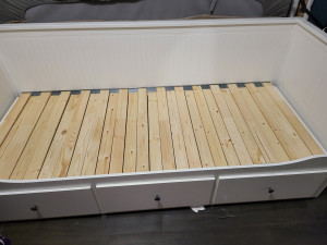 Photo de galerie - Montage de lit extensible pour deux personnes  avec tiroir 